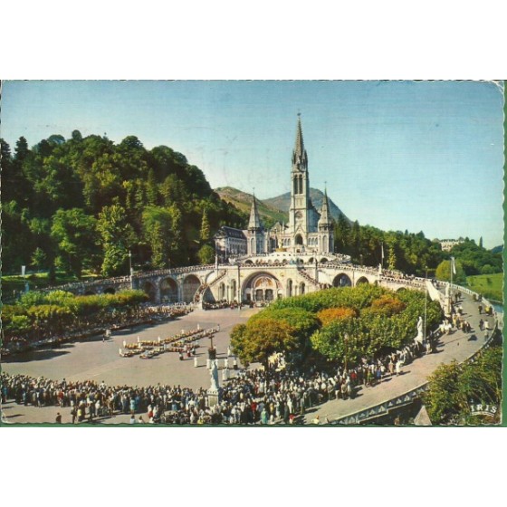 França - Lourdes - Les Malades assistant - 19.844